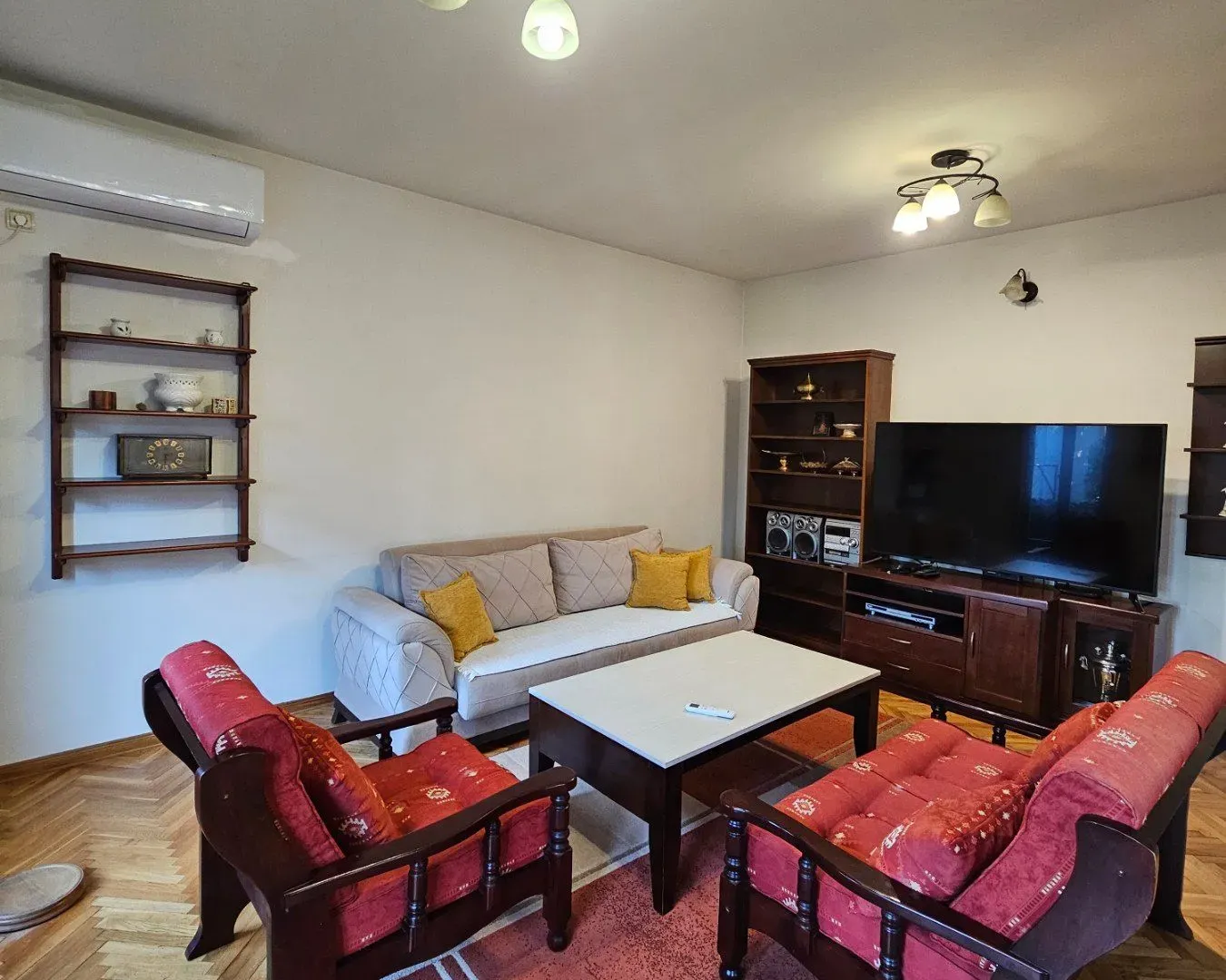 Izdavanje, kuća, 216m², Dalmatinska ulica, Podgorica