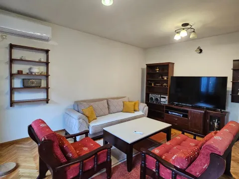 Izdavanje, kuća, 216m², Dalmatinska ulica, Podgorica - image 2