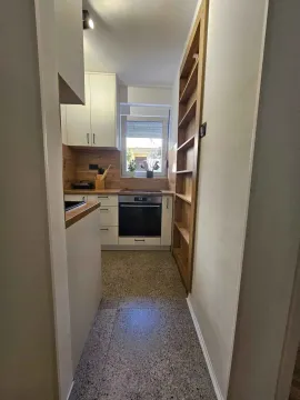 Manja kuhinja sa ugradnom rernom i elementima od svijetlog drveta. - image 10
