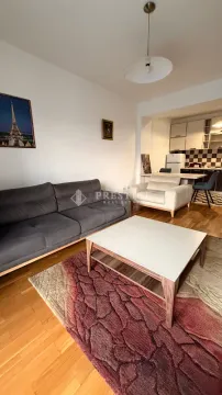 Dnevna soba sa garniturom i pogledom na kuhinju. - image 3