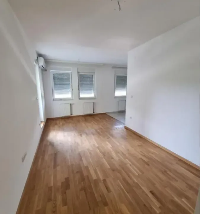 Izdavanje, dvosoban stan, 50m², Rotkvarija, Novi Sad Sve Podlokacije