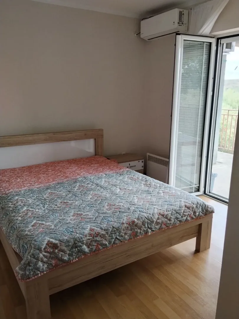 Furnished bedroom with a double bed and access to the terrace.