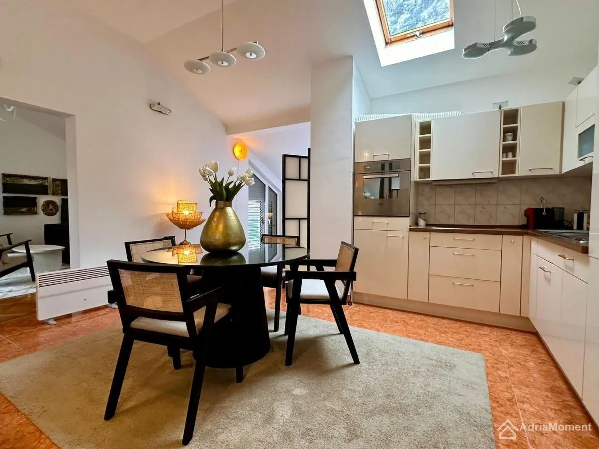 Prodaja, dvosoban stan, 97m², Dobrota, Kotor