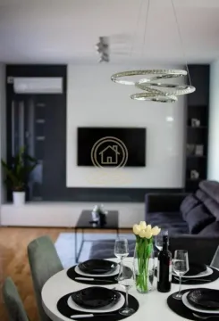 Dnevna soba sa trpezarijom i modernim nameštajem. - image 9