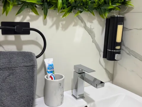 Detalj moderno opremljenog kupatila sa umivaonikom i slavinom. - image 16