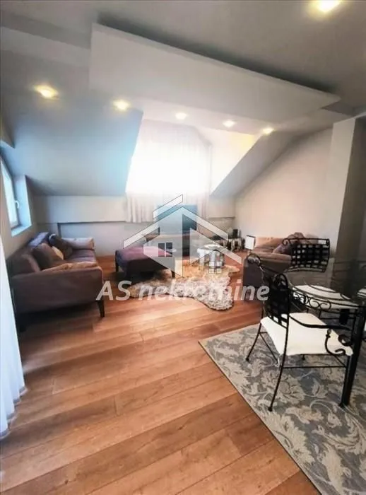 Izdavanje, četvorosoban stan, 120m², Senjak, Beograd