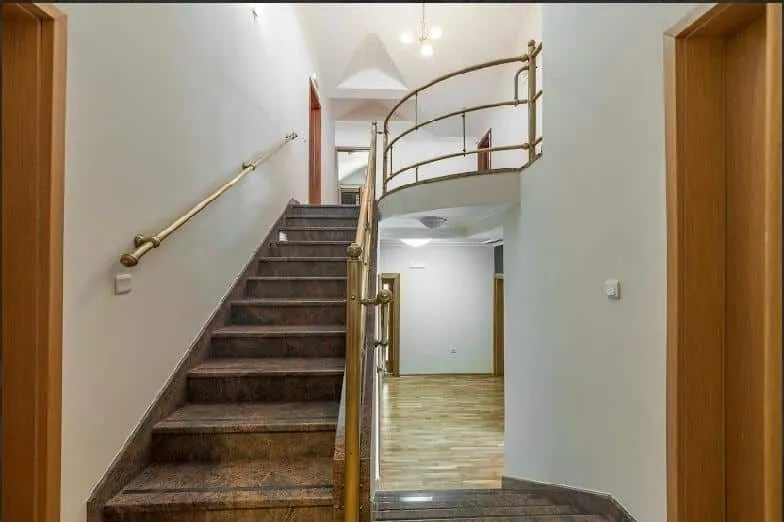 Izdavanje, kuća, 370m², Zabjelo, Podgorica