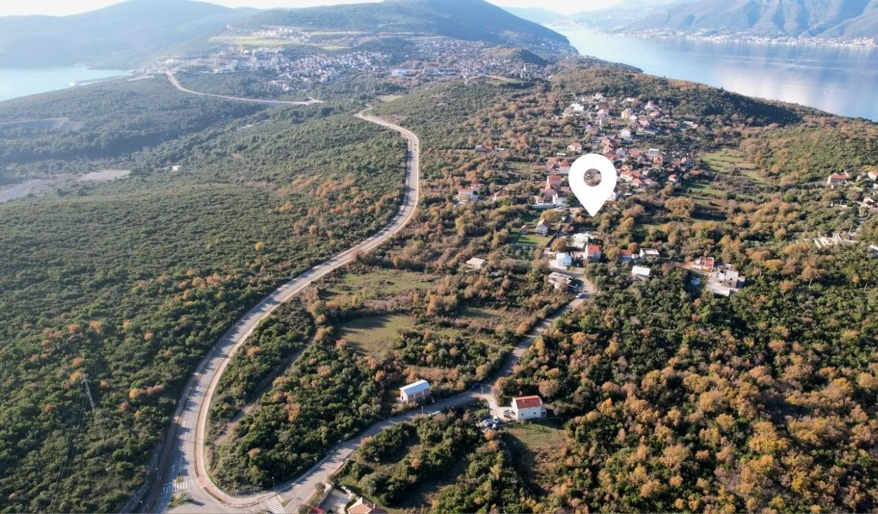 Pogled iz vazduha na lokaciju nekretnine u naselju okruženom prirodom i morem.