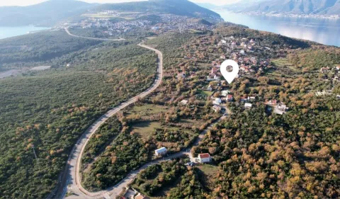Pogled iz vazduha na lokaciju nekretnine u naselju okruženom prirodom i morem. - image 4