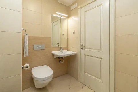 Kupatilo opremljeno umivaonikom, WC šoljom i ogledalom sa rasvjetom. - image 9