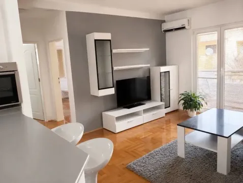 Dnevna soba sa garniturom, televizorom i trpezarijskim dijelom. - image 2