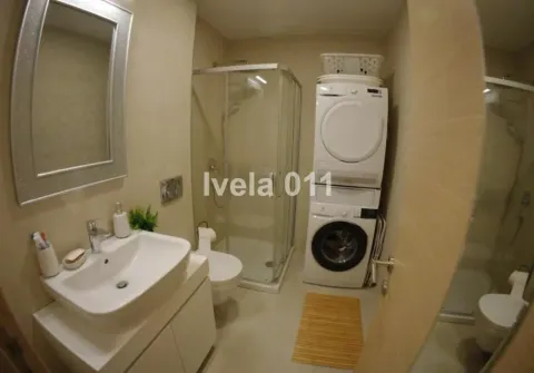Kupatilo sa tuš kabinom, umivaonikom i mašinom za pranje i sušenje veša. - image 19