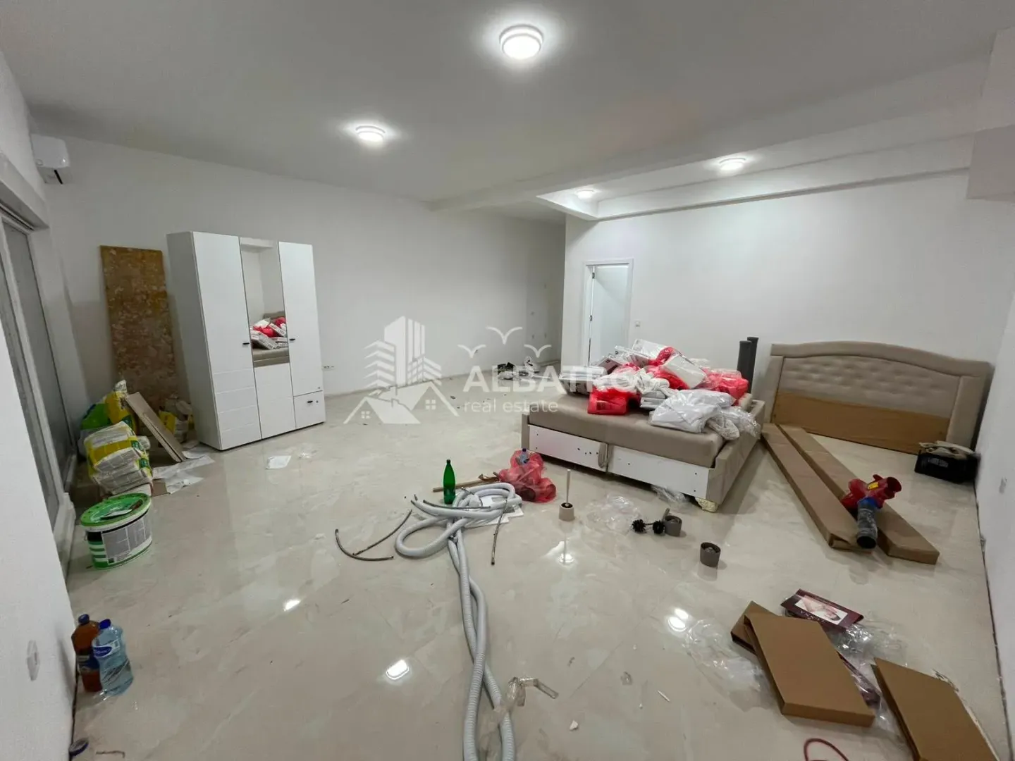 Rent, office space, 104m², Polje, Bar