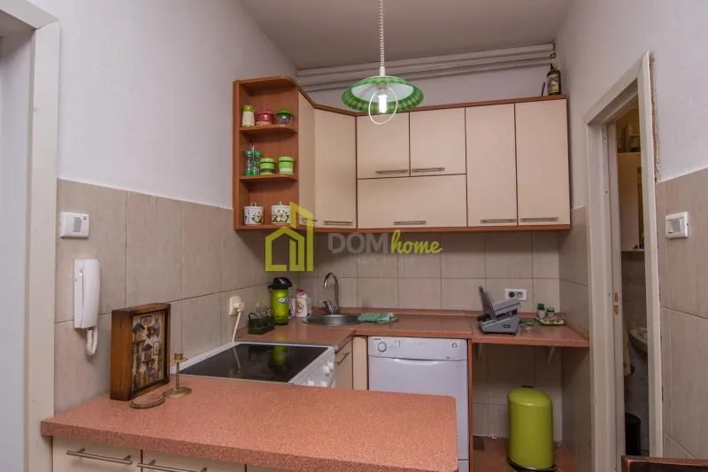 Izdavanje, kuća, 250m², Tološi, Podgorica