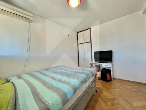 Namještena spavaća soba sa krevetom, ormarom i televizorom. - image 17