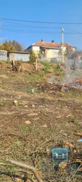 Pogled na plac sa kućom i rastinjem u pozadini. - image 6