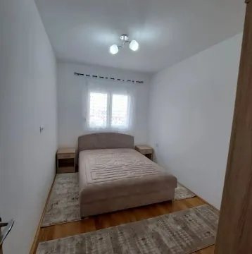 Namještena spavaća soba sa bračnim krevetom, noćnim stočićima i prozorom. - image 5