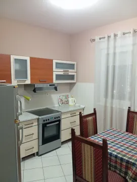 Kuhinja sa trpezarijom opremljena kuhinjskim elementima i šporetom. - image 3