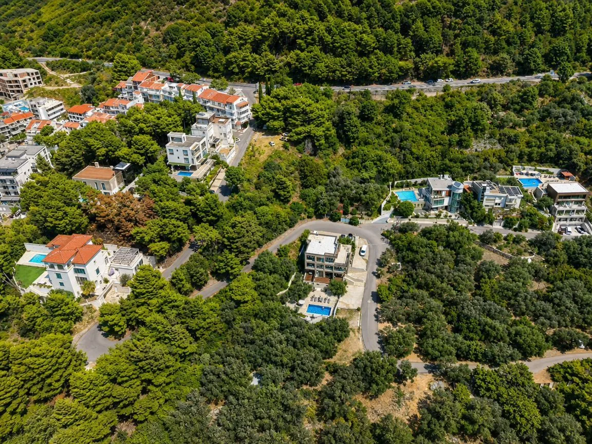Pogled iz vazduha na naselje i okolnu prirodu.