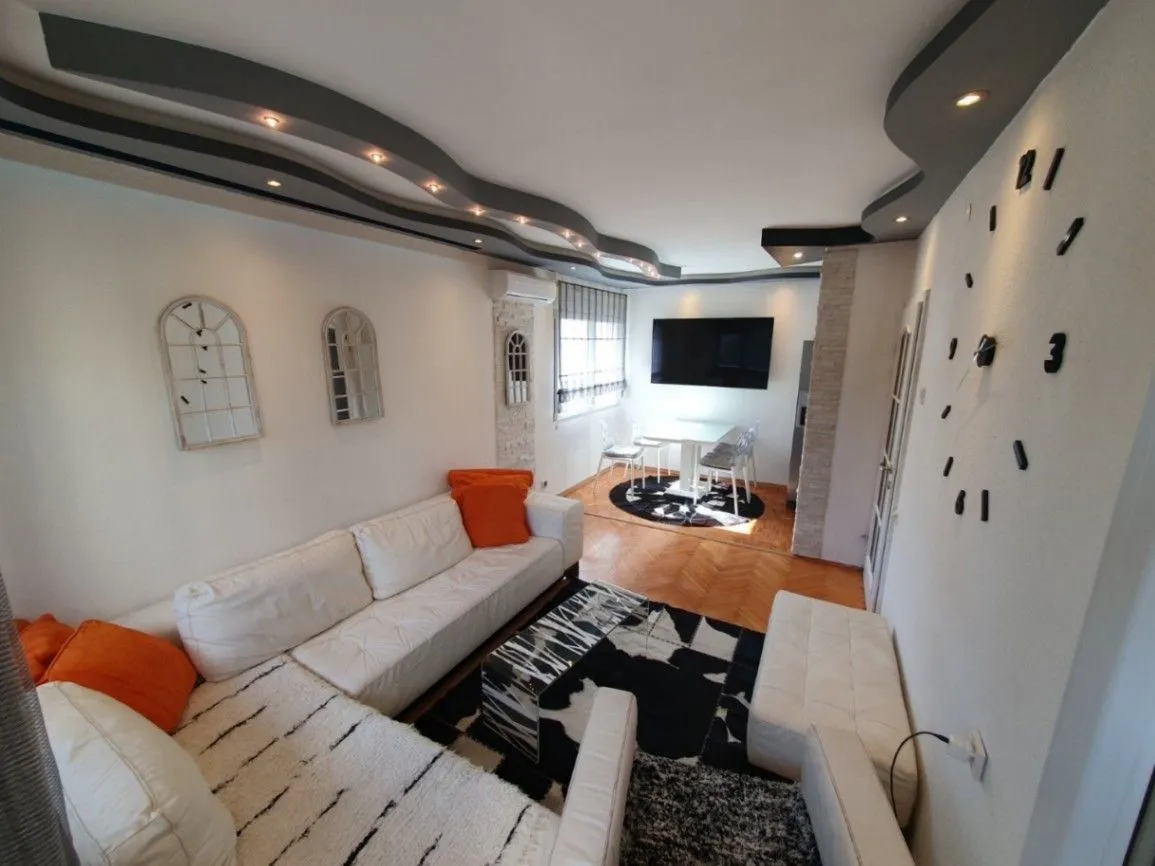 Izdavanje, dvosoban stan, 70m², Centar, Tivat