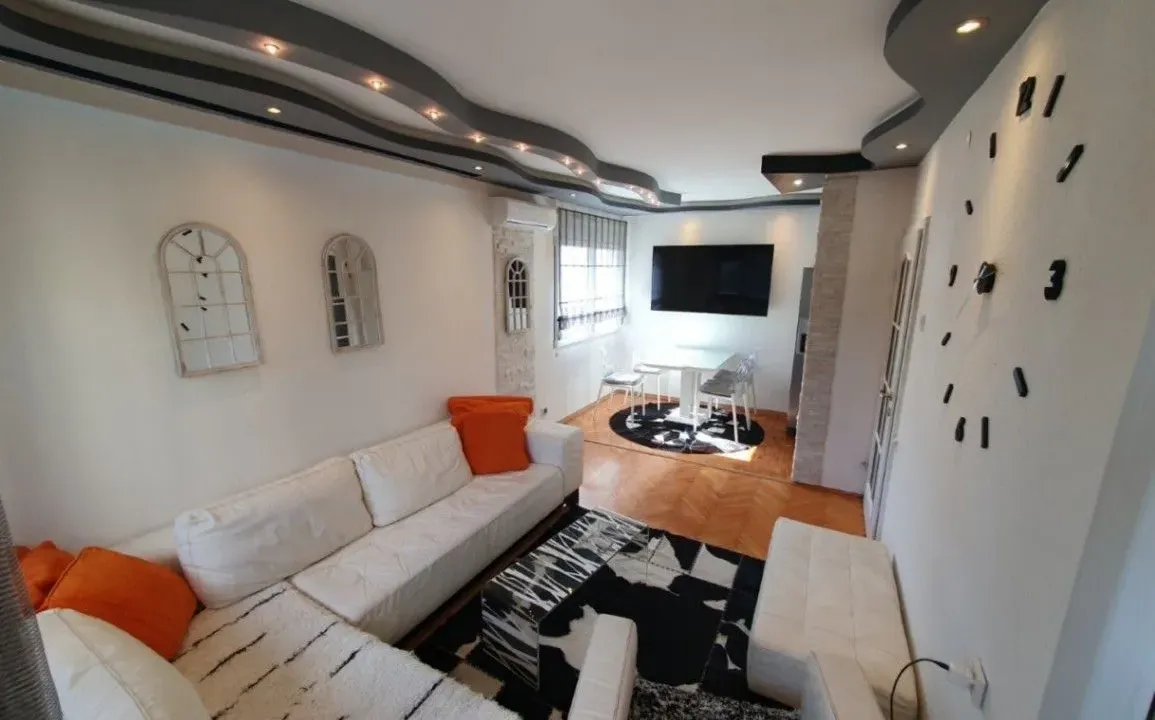 Izdavanje, dvosoban stan, 70m², Centar, Tivat