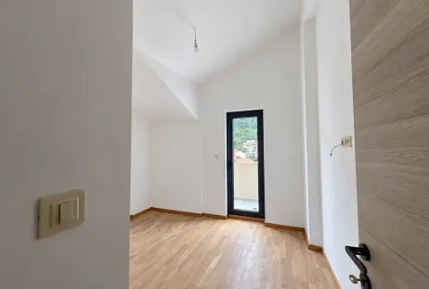 Prazna soba sa parketom i balkonskim vratima. - image 11