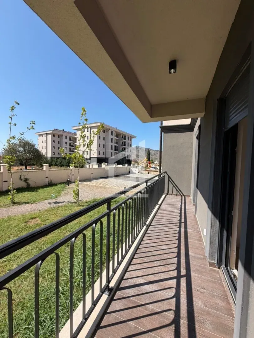 Natkriveni balkonski prostor sa pogledom na dvorište i okolne zgrade.