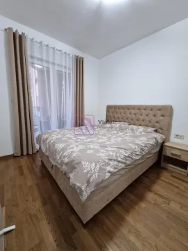 Spavaća soba sa bračnim krevetom, noćnim stočićem i balkonskim vratima. - image 8