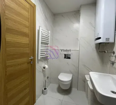 Moderno opremljeno kupatilo sa bijelim pločicama i ugradnim sanitarijama. - image 8