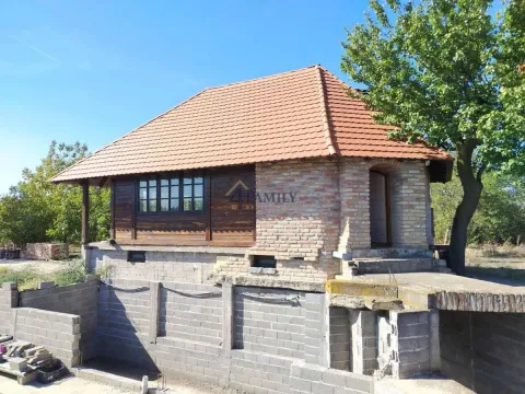 Eksterijer tradicionalne kuće sa kamenim i drvenim detaljima. - image 2