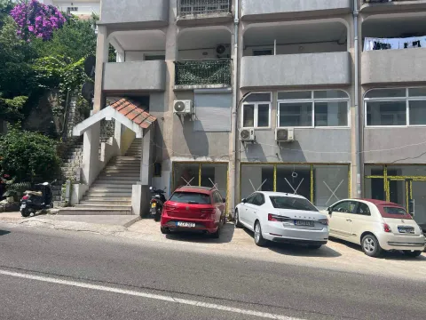 Sale, three bedroom apartment, 382m², Komoševina, Budva - image 2
