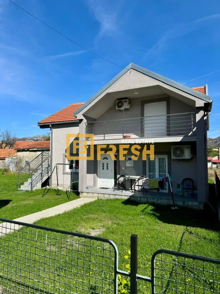 Izdavanje, dvosoban stan, 79m², Cetinje, Crna Gora