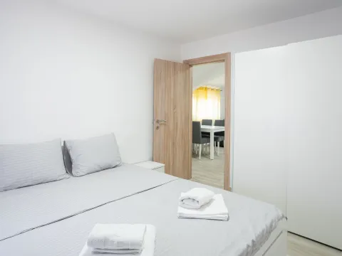 Izdavanje, jednosoban stan, 40m², Radanovići, Kotor - image 3