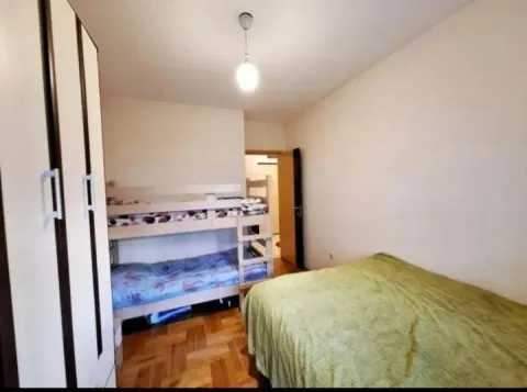 Spavaća soba sa krevetima i ormarom. - image 7