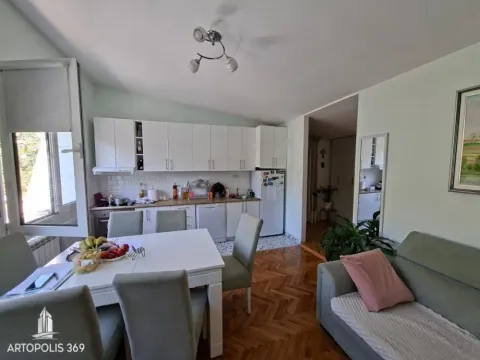 Dnevna soba sa trpezarijom i kuhinjom u pozadini. - image 6