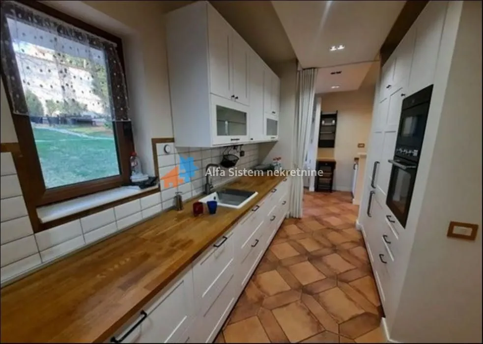 Rent, house, 300m², Čukarica, Beograd