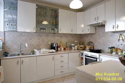 Kuhinja sa belim elementima, sudoperom i šporetom. - image 3