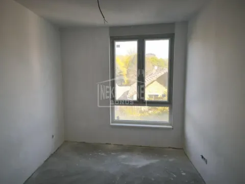 Prazna prostorija u izgradnji sa prozorom i belim zidovima. - image 5