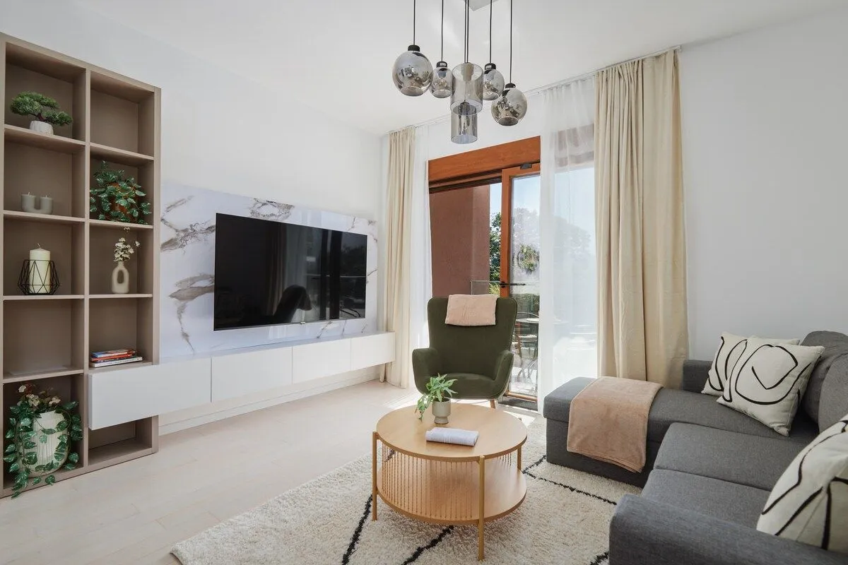 Izdavanje, dvosoban stan, 70m², Tivat, Crna Gora