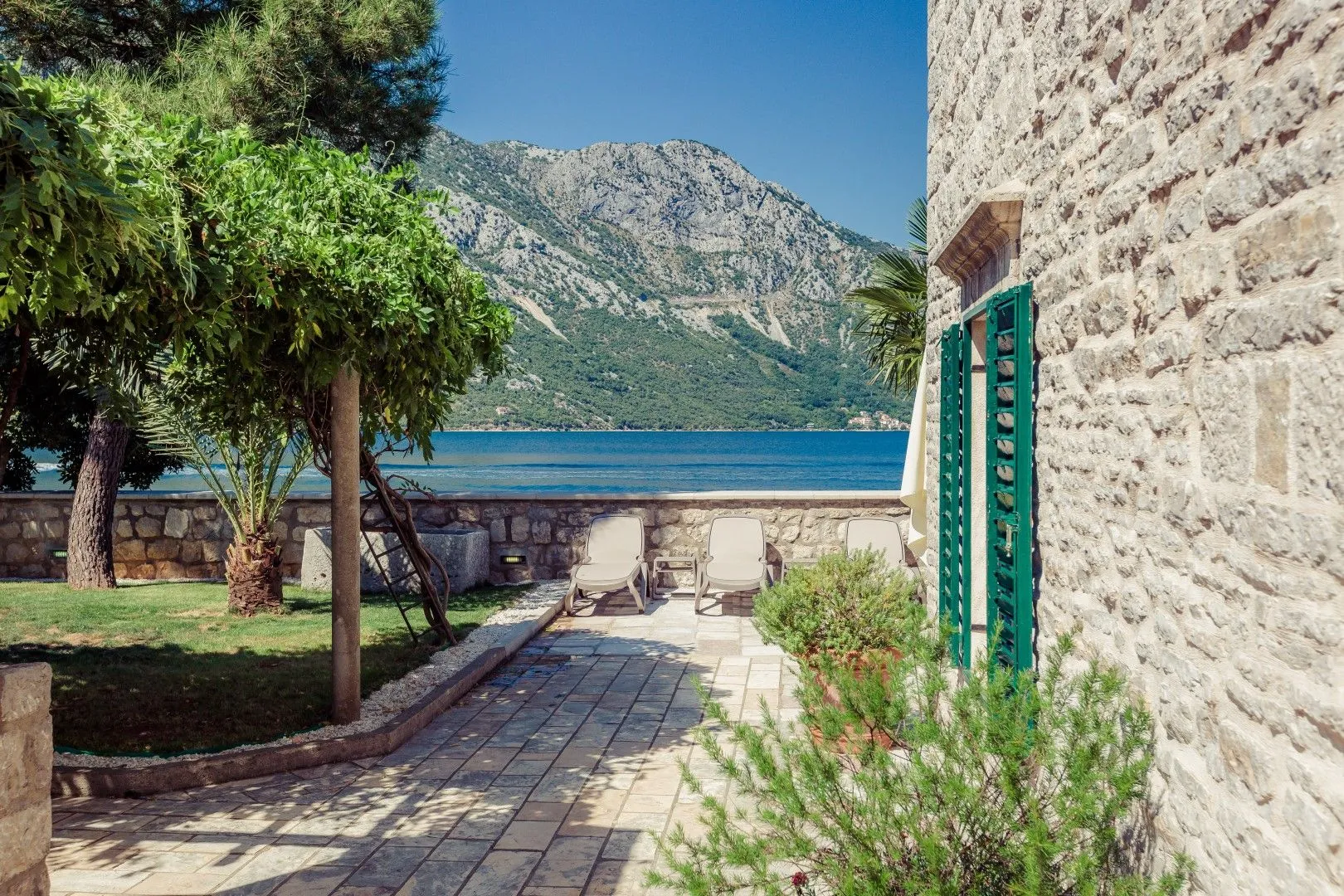 Rent, house, 350m², Kostanjica, Kotor