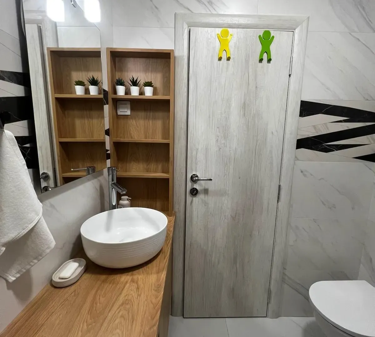 Izdavanje, trosoban stan, 81m², Pod Kuk, Tivat