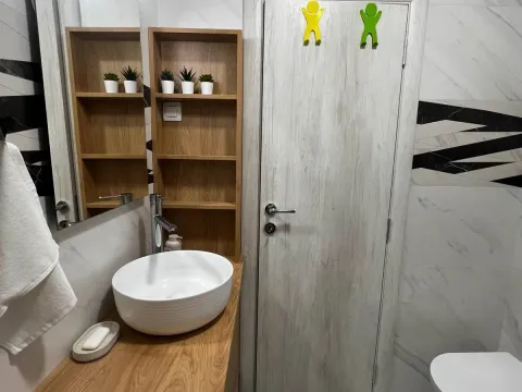 Izdavanje, trosoban stan, 81m², Pod Kuk, Tivat - image 11