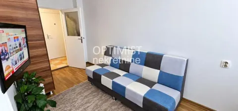 Dnevna soba sa kaučem i televizorom. - image 7