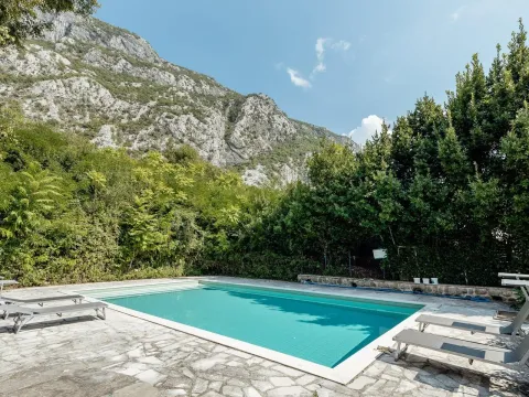 Sale, two bedroom apartment, 82m², Dobrota, Kotor - image 15