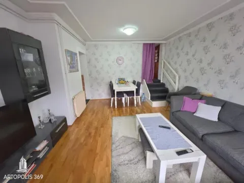 Dnevna soba sa garniturom, trpezarijskim stolom i stepeništem. - image 3