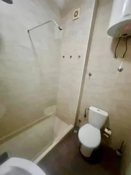 Manje kupatilo sa tuš kabinom i wc šoljom. - image 14