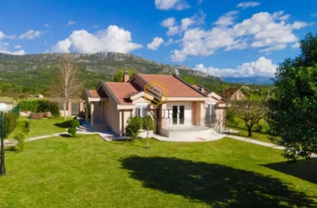 Izdavanje, kuća, 160m², Rogami, Podgorica