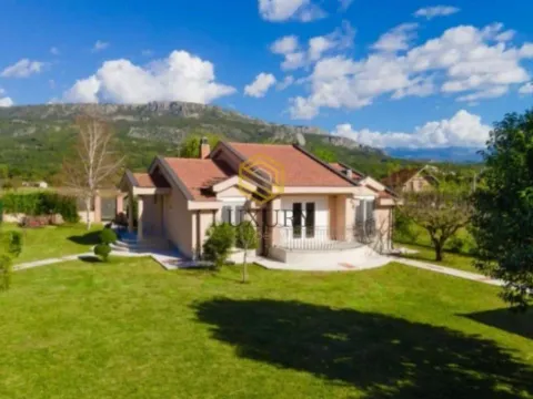 Izdavanje, kuća, 160m², Rogami, Podgorica - image 1