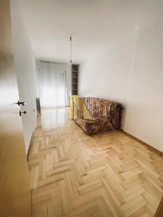 Izdavanje, četvorosoban stan, 98m², Centar, Novi Sad
