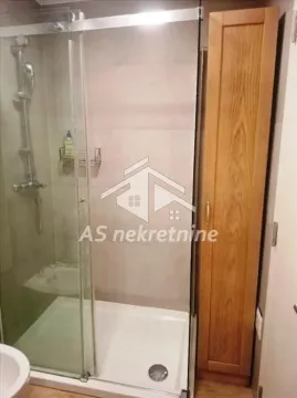 Kupatilo sa tuš kabinom i drvenim ormarićem. - image 15